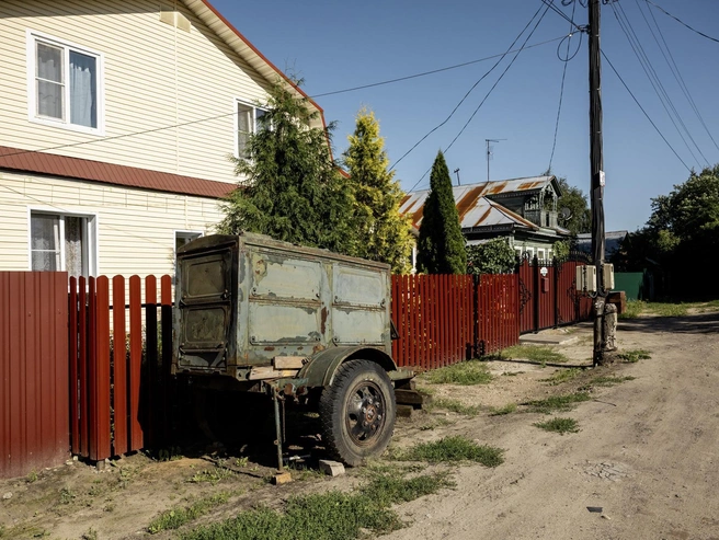 Перед одним из домов в поселке стоит раритетный прицеп. | Источник: Александр Куренной / 76.RU