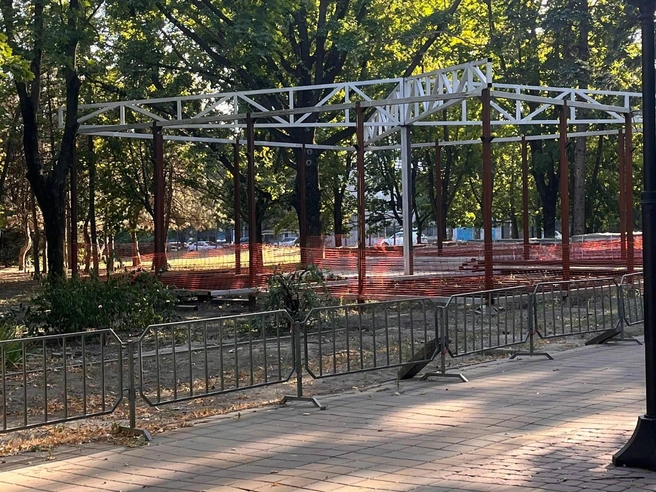 Будет это кафе или беседка — неизвестно | Источник: Ксения Могильницкая / 161.RU