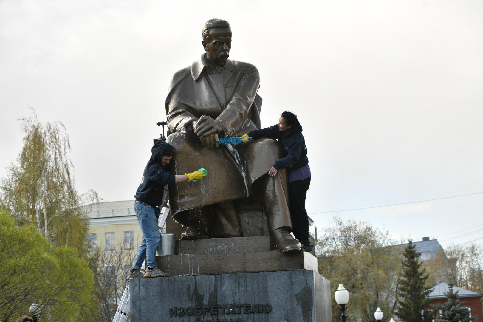 В Екатеринбурге студенты радиофака помыли памятник изобретателю радио  Александру Попову, 6 мая 2022 - 6 мая 2022 - Е1.ру