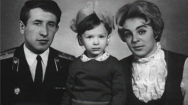 На фото Ирина Гринева с родителями | Источник: uznayvse.ru