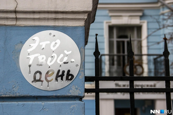 Это зеркало висит на столбе у ЗАГСа на улице Малой Покровской | Источник: Наталья Бурухина / NN.RU