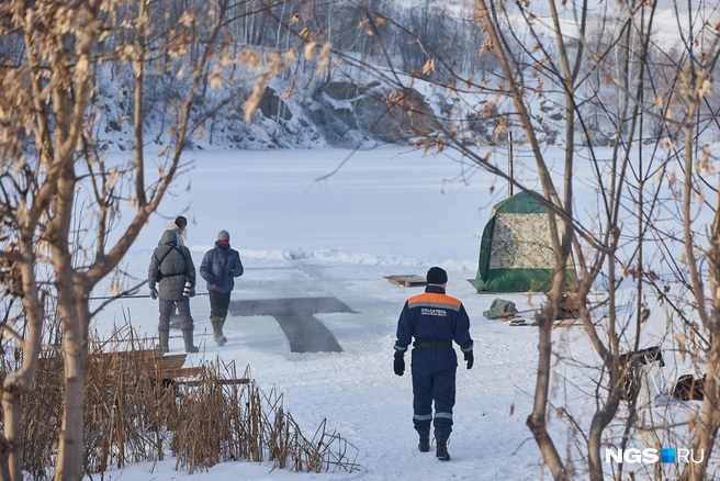На территории региона проходит акция «Ледостав». В этот период образуется неподвижный ледяной покров, в соответствие с законом выход на лед категорически запрещен. С моржами провели беседу | Источник: Александр Ощепков / NGS.RU