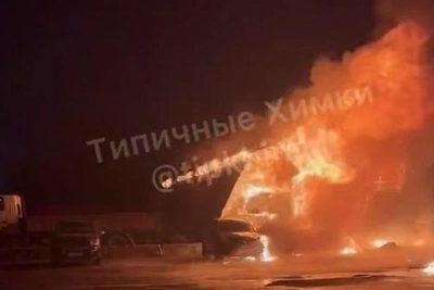 На севере Москвы пожар охватил здание