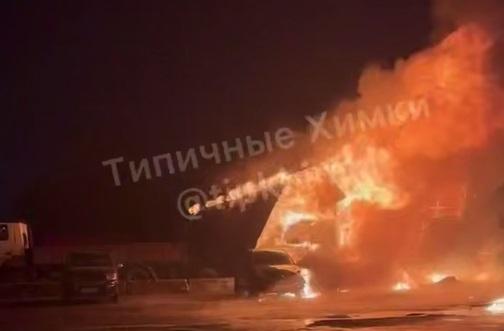 Район на севере Москвы затянуло дымом. Пожар уничтожил здание: видео