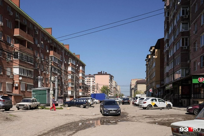На улице Сергея Есенина в центре Музыкального нет ни тротуаров, ни пешеходных переходов | Источник: Дарья Паращенко / 93.RU