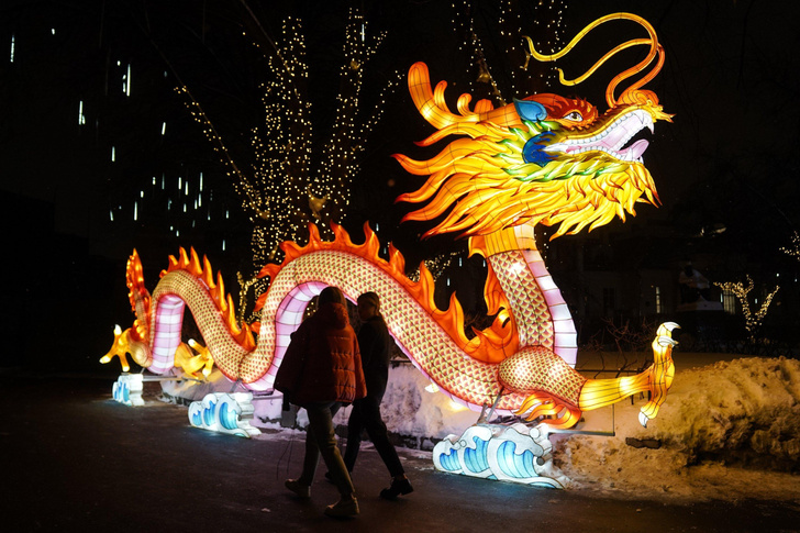 Россыпь фонариков, гигантские драконы: Москва впервые встречает китайский Новый год