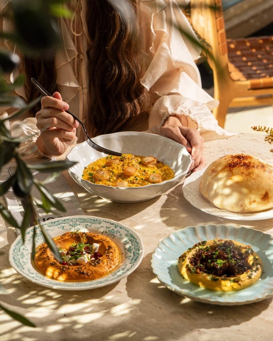 В меню много разнообразных и изысканных блюд средиземноморской кухни | Источник: sofi.restoran / instagram.com (Meta — (экстремистская организация, деятельность запрещена на территории РФ)