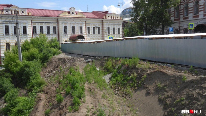 Откосы укрепят георешётками и засыплют чернозёмом (потом там будет газон) | Источник: Кирилл Хафизов / 59.RU