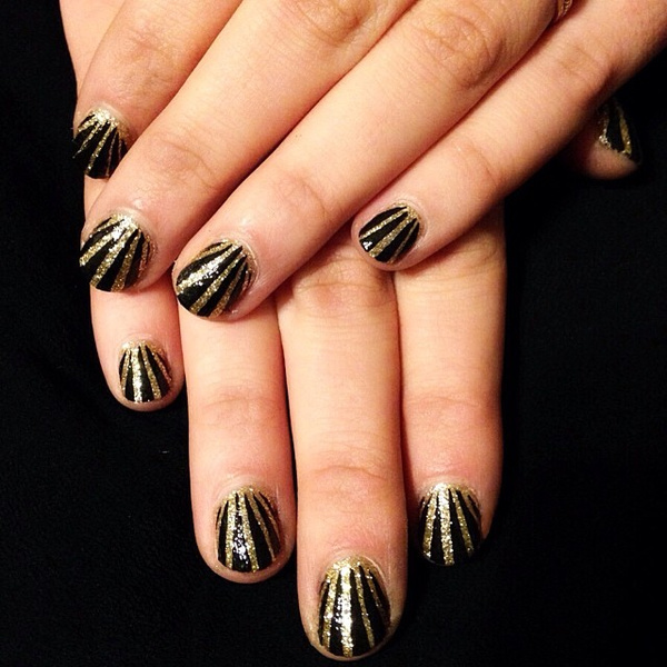 Дизайн ногтей чёрный с золотом (60 фото)