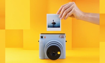 Компания Fujifilm выпустила новую минималистичную камеру Instax SQ 1