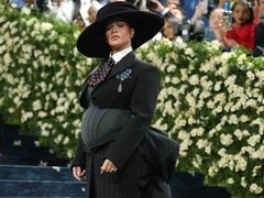 Беременная Рианна эффектно закрыла Met Gala 2025, перетянув на себя все внимание