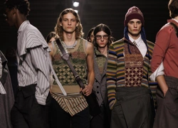 Мужская коллекция Dries Van Noten осень-зима 2026: взросление, трикотаж, казахи