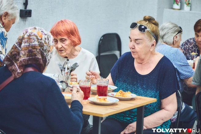 Обед — прекрасный повод поговорить по душам | Источник: Роман Данилкин / 63.RU