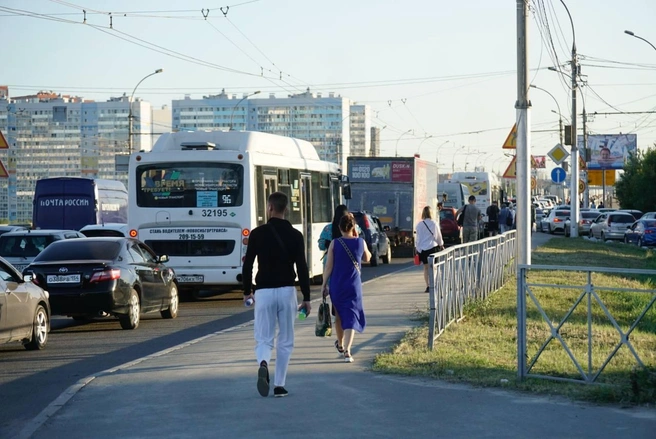 Многие новосибирцы пошли через мост пешком | Источник: Александр Ощепков / NGS.RU