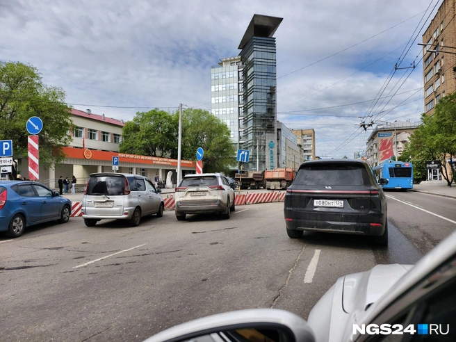 Некоторые просто припарковались у бетонных блоков | Источник: читатель NGS24.RU