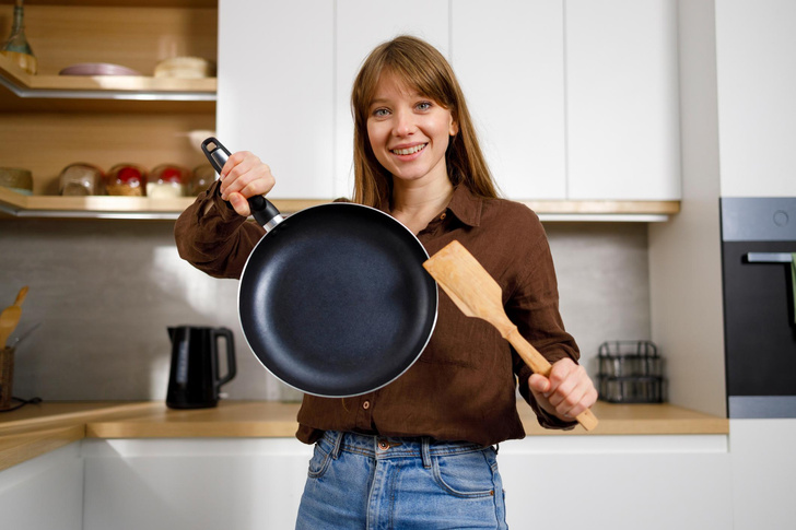 Сработает быстро: как очистить нагар со сковородки в домашних условиях без химии