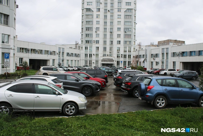 Практически все машины — иномарки | Источник: Игорь Епифанцев / NGS42.RU