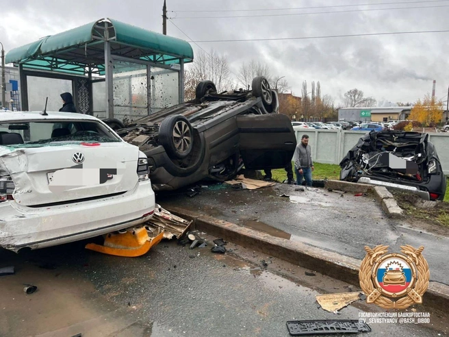 Смяты, перевернуты, неузнаваемы: в Уфе грузовик без тормозов на скорости разметал 11 машин | www.fontanka.ru