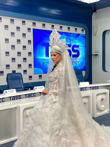 Перед вами Царевна-Лебедь! Маргарита Голубева покорила жюри «Мисс Вселенной» на показе национального костюма