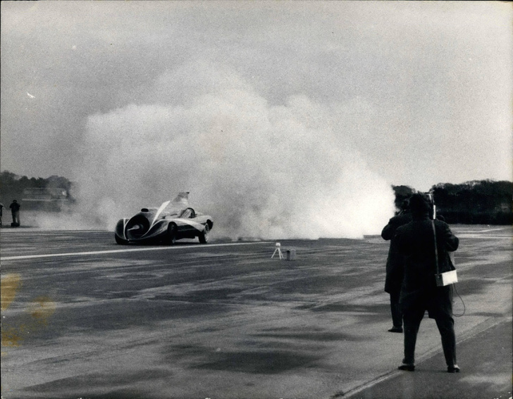 Green Monster тормозит: скорость в момент сделанного на аэродроме снимка составляла 480 км/ч. 1970 г.