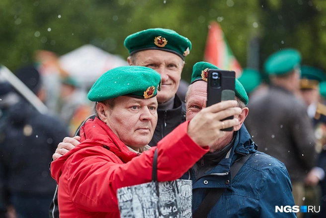 Участники мероприятия делали фотографии на память | Источник: Александр Ощепков / NGS.RU