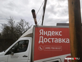 Проехать на Промышленный проезд можно, но с поцарапанной крышей | Источник: Михаил Мечев / MSK1.RU