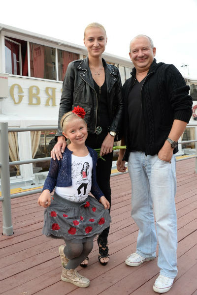 Дмитрий Марьянов с женой и дочкой