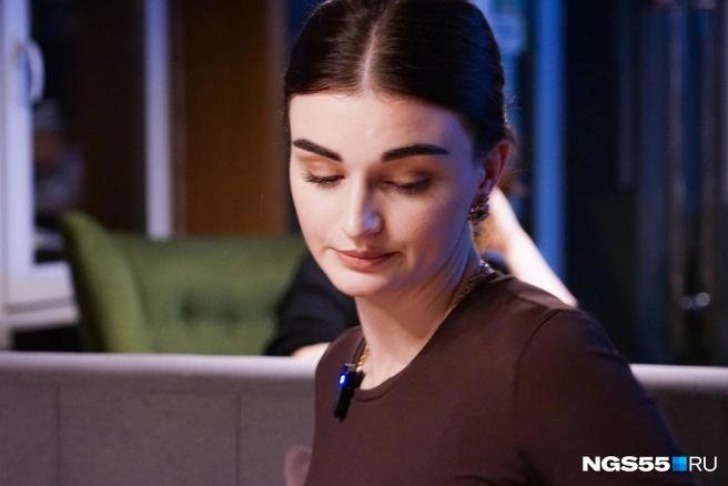 Девушка работает с психологом  | Источник: Тамара Башаева / NGS55.RU 