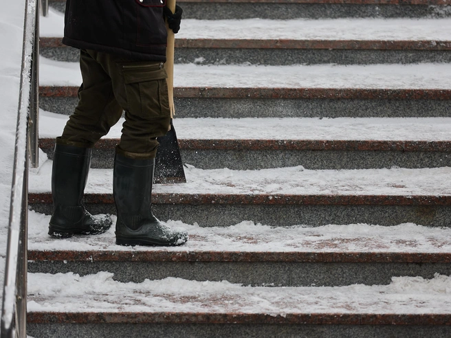 В период гололеда особенно опасными становятся лестничные пролеты. | Источник: Александр Ощепков / NGS.RU
