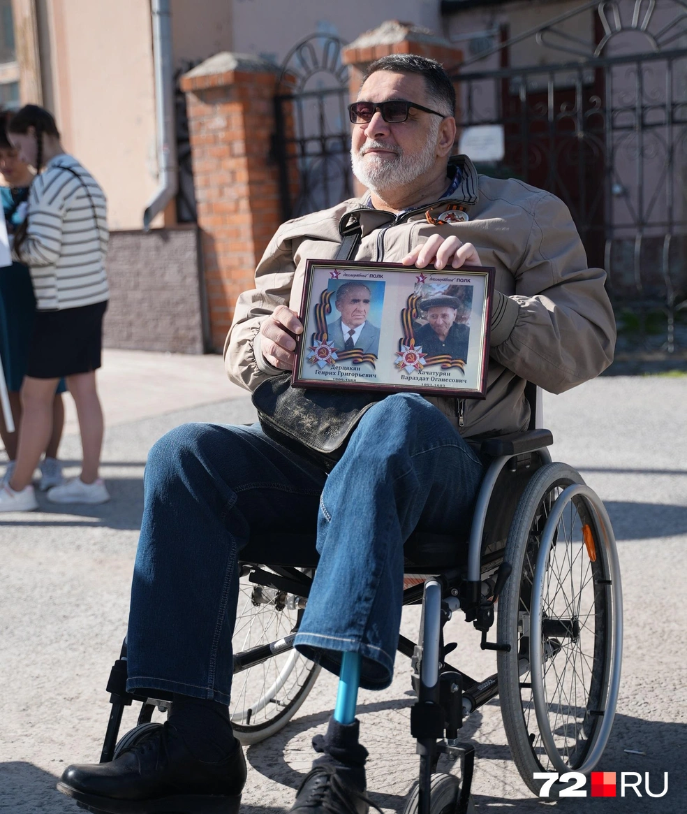 Вадгес поделился, что это первый парад, на котором он в инвалидной коляске  | Источник: Илья Чикотин / 72.RU