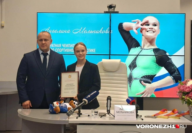 Гимнастка получила от министра физкультуры и спорта Воронежской области Павла Чибисова благодарность, корзину с цветами и игрушку&nbsp;— символ «Факела»&nbsp;— бобра | Источник: Алена Воропаева / Voronezh1.ru