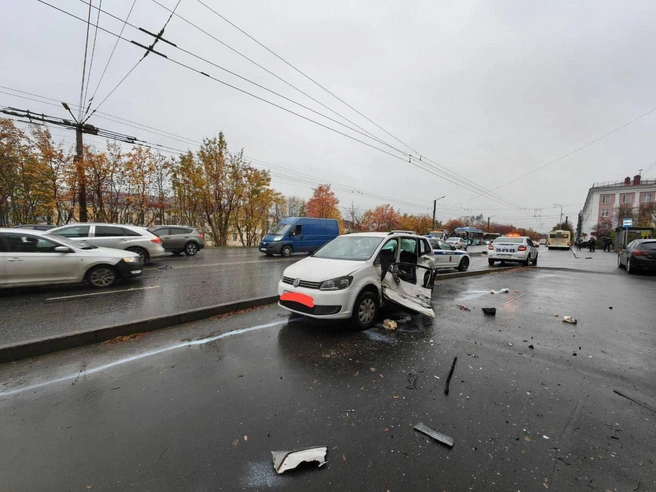 Столкнулись три машины, два микроавтобуса и троллейбус | Источник: «Госавтоинспекция МО 51» / T.me