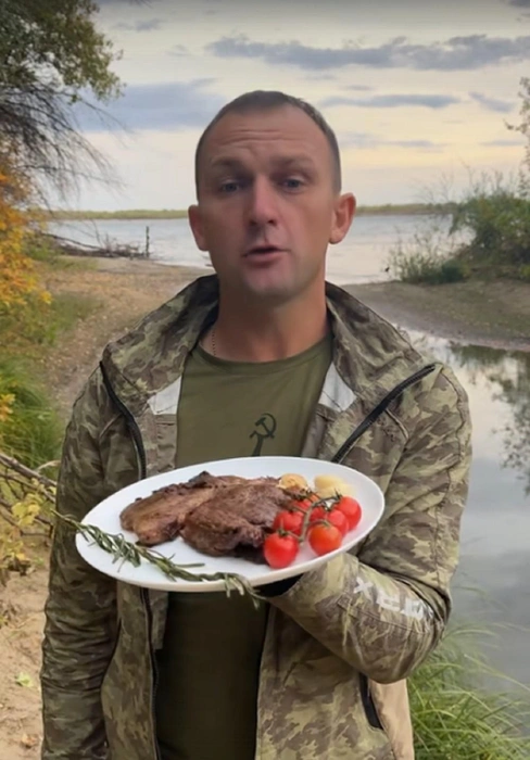 «Самое вкусное мясо — на природе». «Деревенский паренек» из Волгограда показал, как приготовить сочный стейк | Источник: Николай Злыднев