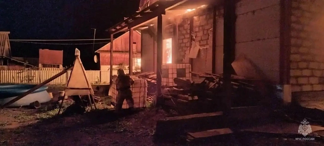 Возгорание ликвидировали 14 пожарных | Источник: МЧС по Алтайскому краю