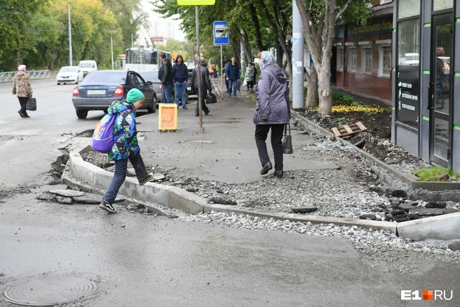 Ежегодно в городе ремонтируются не только дороги, но и пешеходные зоны, восстановление которых также обходится недешево | Источник: Артем Устюжанин / E1.RU