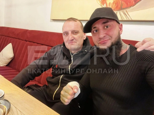 Кара (справа) выкладывал совместные фото со Смирнухой | Источник: читатель E1.RU