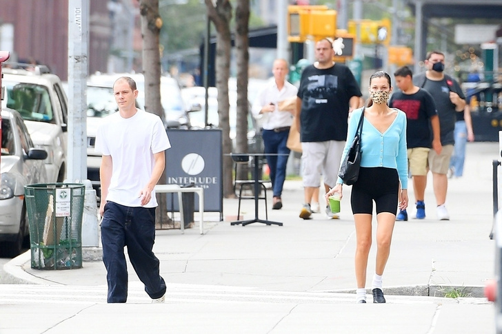 Редкое фото: Белла Хадид вместе с возлюбленным на улицах Нью-Йорка