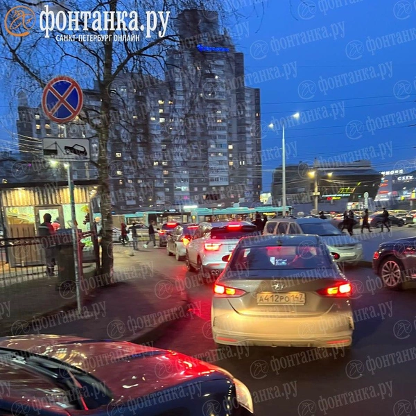 Началось. Жители домов рядом с открывшимся ТРЦ «Голливуд» в шоке от происходящего во дворах | Источник: читатель «Фонтанки»