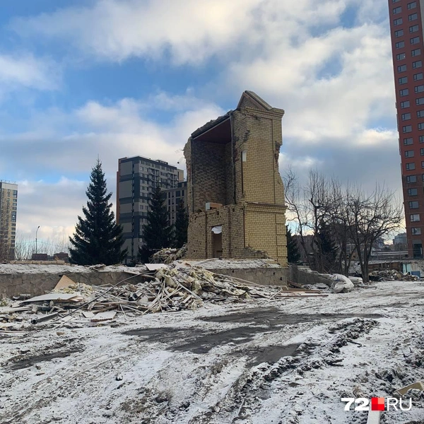 Единственная уцелевшая часть дома | Источник: Никита Кифорук / 72.RU