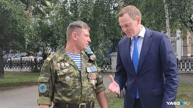 С рязанским губернатором Павлом Малковым десантники общались после возложения цветов | Источник: Кристина Мельникова