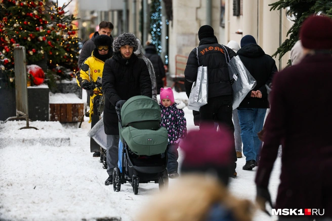 Многие стараются провести праздники с семьей | Источник: Артем Устюжанин / MSK1.RU
