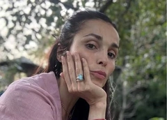 Сати Казанова снимает стресс в ванной: «Набираю горячую воду с пеной, зажигаю свечи, ложусь и начинаю мычать»