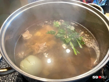 Кидаем в бульон лук и сельдерей для вкуса | Источник: Тома Минадзе / 59.RU