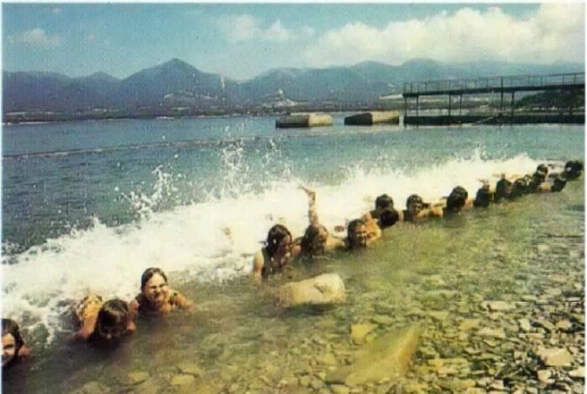 Дети из пионерского лагеря «Экспресс» ловят морскую волну, 1985–1986 годы | Источник: В. Цоффки