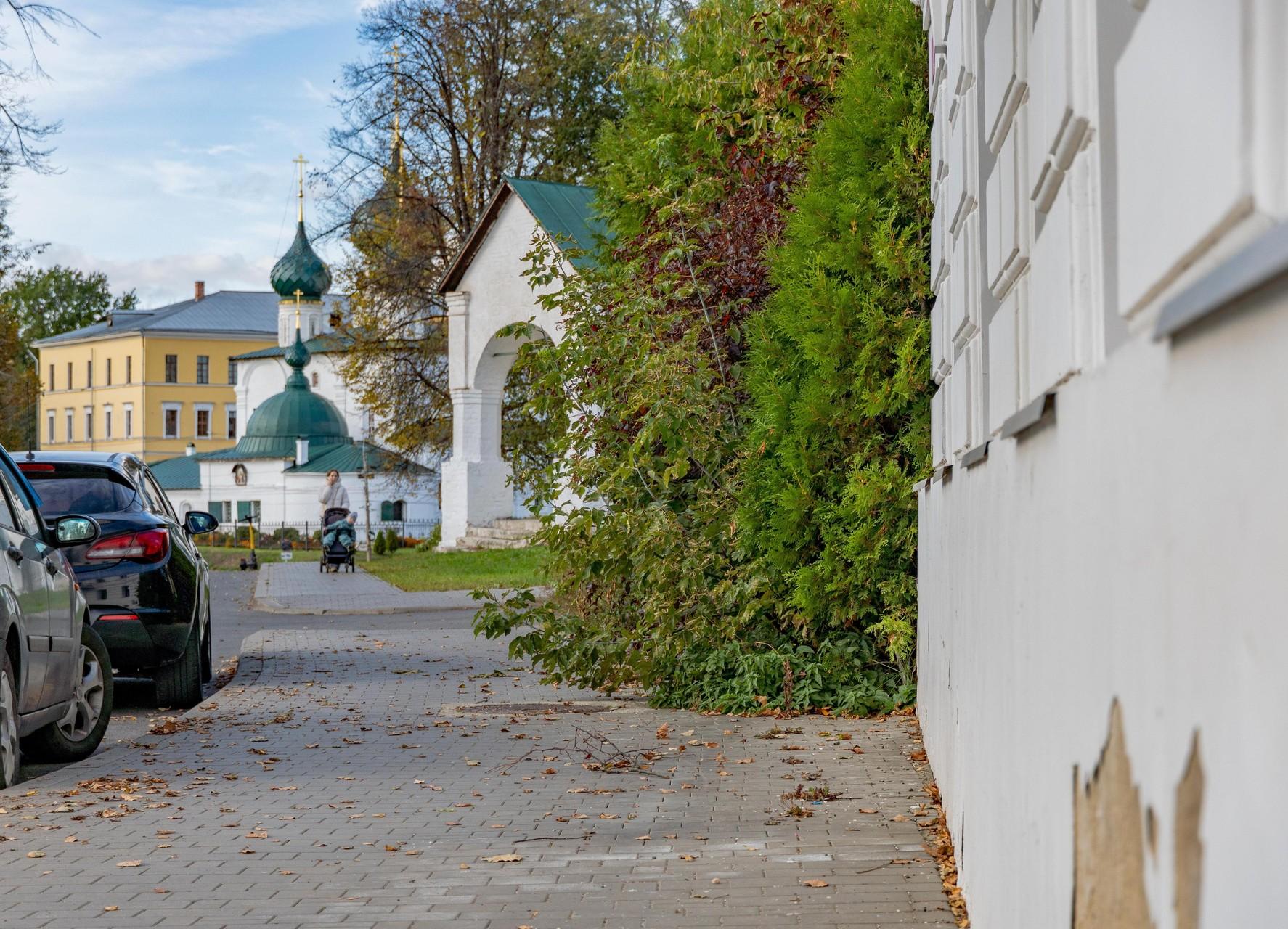 На фоне — церковь Николая Чудотворца, а справа дом № 6 на Которосльной набережной | Источник: Кирилл Поверинов / 76.RU