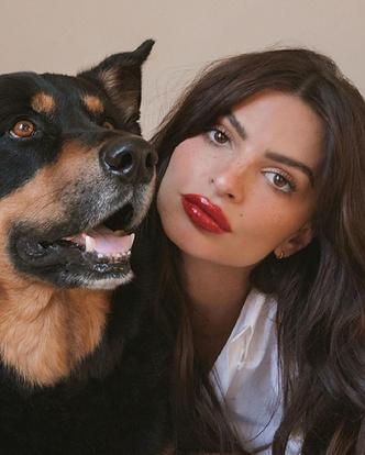 Красные губы: Эмили Ратаковски показала легкий и стильный макияж на 14 февраля