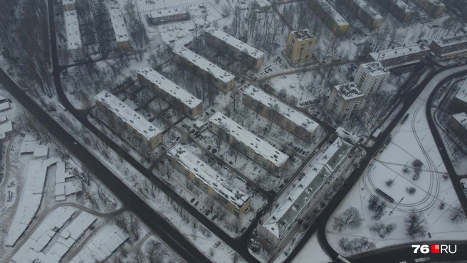На фото — трамвайное кольцо на окраине Пятерки. Три девятиэтажки появились тут позже, чем остальные дома | Источник: Роман Киселев