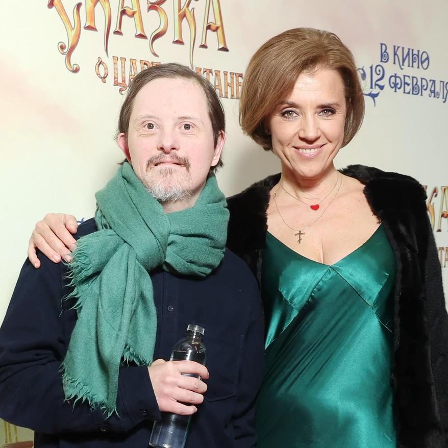 «Неприятно, но не осуждаю»: Алферова появилась на премьере с особенным приемным сыном и прокомментировала развод с Бероевым