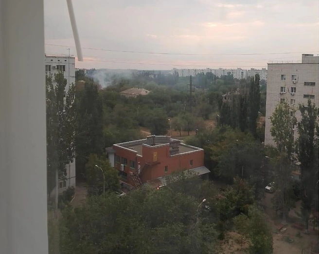 Пожар потушили вечером 3 августа, но конструкции дома дымили всю ночь | Источник: читатели V1.RU
