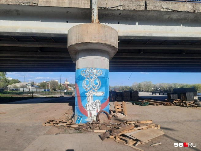 А на этом столбе изображен сарматский олень — один из символов Оренбуржья | Источник: Анастасия Баринова / 56.RU